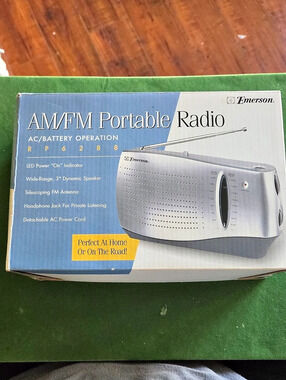 Emerson AM/FM Portable Radio Portable Radio Silver NWT